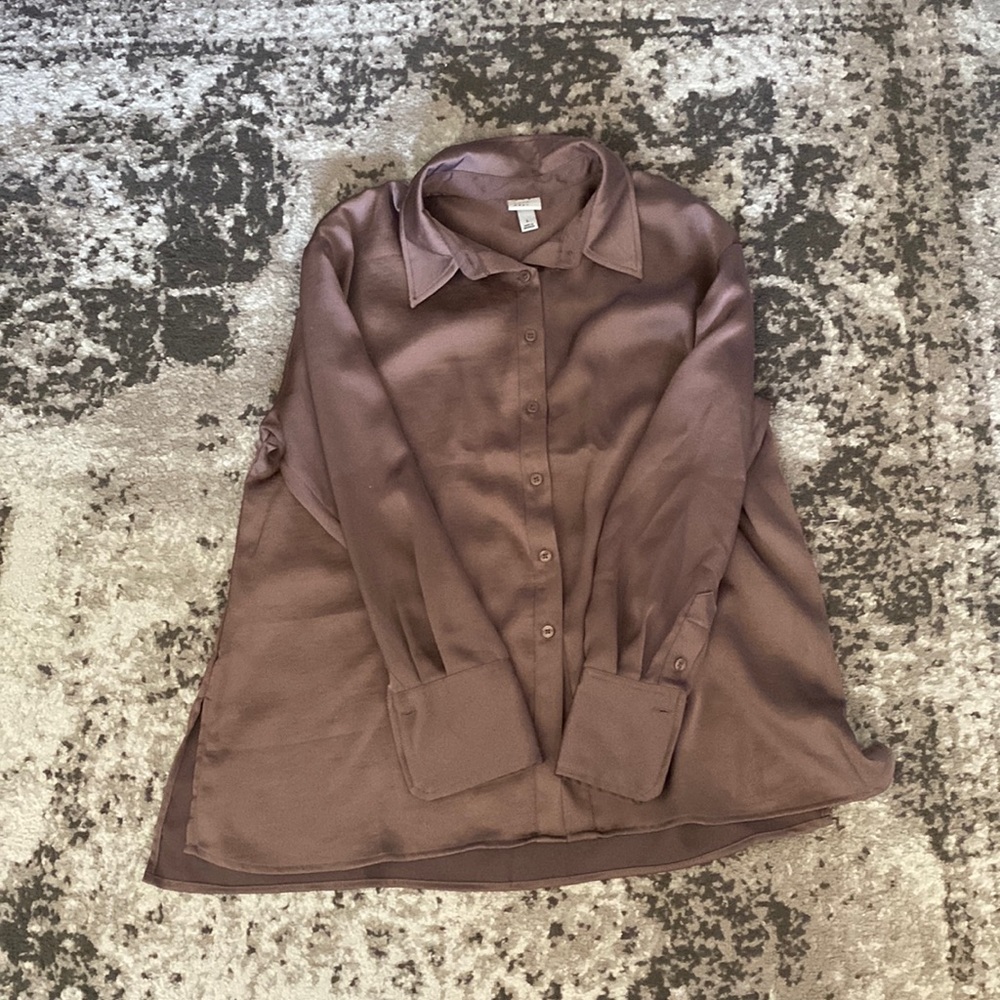 Never worn! Silky dress shirt size L
